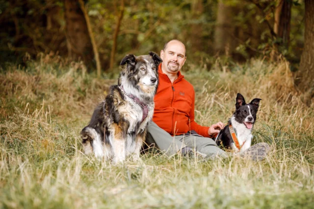 ‼️Wir haben das Thema für euch angepasst:

Geräuschangst und Alltagsängste beim Hund

Wenn Knall, Gewitter, fremde Menschen oder dunkle Wege zum Problem werden
Viele Hunde kennen Situationen, die sie verunsichern oder ihnen Angst machen: ein plötzliches Knallen, Gewitter, laute Fahrzeuge, fremde Menschen, andere Hunde, ungewohnte Gegenstände oder auch Spaziergänge in der Dämmerung. Angst ist dabei erst einmal nichts „Falsches“. Sie erfüllt eine wichtige Funktion: Sie hilft Lebewesen, Gefahren zu erkennen und sich zu schützen. Problematisch wird es, wenn Hunde vor Dingen Angst entwickeln, die im Alltag immer wieder vorkommen und für sie oder ihre Menschen zur Belastung werden.
Gerade Geräuschangst kann sehr eindrücklich sein: Eben schnüffelt der Hund noch entspannt am Wegesrand, im nächsten Moment steht er zitternd da, möchte nur noch nach Hause oder sucht verzweifelt Schutz. Oft hört man dann gut gemeinte Ratschläge: „Ignorier das einfach“, „Bleib ruhig, dann merkt dein Hund, dass nichts passiert ist“ oder „Tröste ihn nicht, sonst verstärkst du die Angst.“ Doch so einfach ist es leider nicht. Hunde bewerten Reize eigenständig, nehmen ihre Umwelt anders wahr als wir und können nicht einfach durch unsere Erklärung verstehen, dass ein Knall, ein Gewitter oder eine ungewohnte Situation ungefährlich ist.
An diesem Themenabend schauen wir uns an, was Angst eigentlich ist, warum manche Hunde besonders stark auf Geräusche oder Alltagssituationen reagieren und welche Faktoren Angst verstärken oder abschwächen können. Wir sprechen darüber, ob man Angst „verstärken“ kann, ob Trösten erlaubt ist und wie wir unseren Hunden in belastenden Situationen wirklich Sicherheit geben können. Auch verbreitete Vorstellungen wie „der Hund braucht nur mehr Führung“ oder „er übernimmt den Job des Menschen“ werden fachlich eingeordnet...

05.06.2026, 19Uhr
Gerd Schreiber
Geräuschangst und Alltagsängste 
Wir freuen unds auf euch☀️
Mehr Infos in der Bio

#angst #geräuschangsthund #geräuschangsttraining #hundetraining