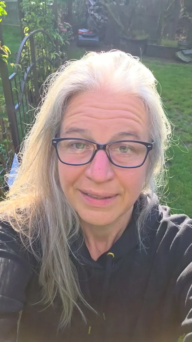 Schalt beim nächsten Hundetrainingsvideo mal den Ton aus, nicht, weil Worte unwichtig sind, sondern weil der Hund oft die ehrlichste Antwort gibt. 

Passt das Gesagte zu dem Verhalten des Menschen und wss zeigt der Hund daraufhin?

Aber wichtig, triff kein Urteil nur anhand einer einzigen Szene.
Auch gute TrainerInnen können in schwierige Momente geraten.
Frag dich stattdessen:
1. Sehe ich so etwas immer wieder oder ist es eine einzelne Aufnahme?
2. Wird hier ein Notfall gemanagt oder als Methode gezeigt? 
3.Wie wirkt der Hund insgesamt- wird sein Körper mit der Zeit weicher, kann er sich frei bewegen, Abstand nehmen, Entscheidungen treffen? Oder wirkt er angespannt, vorsichtig, gehemmt oder zeigt Meideverhalten? 

Menschen können sehr überzeugend reden.  Deshalb wünsche ich mir, dass wir lernen, hinzusehen, zu hinterfragen und... uns ein Gesamtbild zu machen, bevor wir Methoden übernehmen. 

Was ist dir schon aufgefallen, wenn du bewusst auf den Hund schaust, statt auf die Worte?

#Hundetraining
#Hundeverhalten
#Hundekörpersprache
#BedürfnisorientiertesHundetraining
#PositivesHundetraining