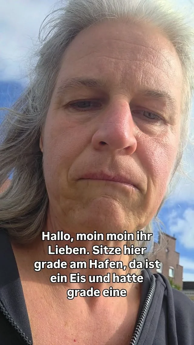 🚩Ergänzung:

Natürlich machen wir die Vermutung, wie unser Hund sich fühlt nicht nur an einem körperlichen Merkmal fest. Erst die Betrachtung mehrerer Regionen gibt verlässlichere Infos😉
☀️🤘
#körpersprachehund #hundeverständnis #drohen #eskalationsleiter #hundesprache