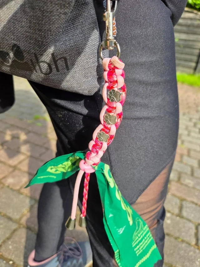 Ist das nicht toll?
Diesen selbstgemachten Kotbeutelhalter habe ich geschenkt bekommen.😍
Danke @brittaklapproth 

#kotbeutel #kotbeutelhalter #händefrei #mithundunterwegs #vorbereitet
