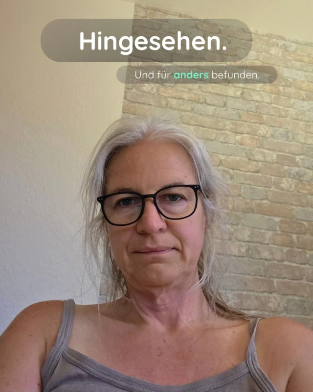 Ich habe einen Post gelesen, in dem folgender Satz stand:

„Was gelernt wurde, darf auch durchgesetzt werden.“

Und genau hier möchte ich einmal genauer hinsehen. 👓

Denn nur weil mein Hund etwas gelernt hat, heißt das nicht, dass er es hier, jetzt und unter diesen Bedingungen auch zuverlässig zeigen kann.
Aufregung, Angst, Frust, Motivation, Schmerzen, die Situation selbst oder auch der Trainingsstand – all das kann eine Rolle spielen.

Bevor aus einem
„Der weiß genau, was er soll!“
ein
„Dann muss ich mich eben durchsetzen.“
wird, 
möchte ich deshalb eine Frage stellen, statt eine Aussage zu treffen:

„Warum gelingt es meinem Hund gerade nicht?“❓
Denn diese Frage verändert unseren Blick.
Plötzlich geht es nicht mehr darum, ob mein Hund etwas „eigentlich können müsste“, sondern darum, was ihm gerade im Weg steht und was er braucht, damit es gelingen kann.

Vielleicht ist die Situation zu schwer.
Vielleicht ist die Aufregung zu groß.
Vielleicht fehlt noch Training.
Vielleicht braucht es mehr Abstand, mehr Sicherheit, eine andere Strategie oder schlicht meine Unterstützung.
Und genau da kann ich ansetzen.

Ich kann Bedingungen verändern, Alternativen aufbauen und meinem Hund helfen, mit einer Situation besser umgehen zu können.

Das bedeutet nicht, dass es keine Regeln oder Grenzen gibt.

Es bedeutet, dass ich hinsehe, bevor ich urteile – und unterstütze, statt einfach nur durchzusetzen.

Denn genau diesen Blick wünschen wir uns doch auch für uns selbst:
Wenn uns etwas nicht gelingt, obwohl wir es eigentlich können, wünschen wir uns jemanden, der versucht zu verstehen und uns unterstützend zur Seite steht – und nicht noch mehr Druck macht.

Und genau hier beginnt für mich etwas ganz Entscheidendes:
Mein Hund lernt, dass ich auf seiner Seite bin.🎉
Dass ich hinschaue, wenn etwas nicht gelingt.
Dass ich versuche zu verstehen, was ihm gerade im Weg steht.
Und dass ich ihm helfe, einen Weg zu finden, mit der Situation besser umgehen zu können.

❌Nicht vorschnell urteilen, 
sondern 
❓verstehen wollen.
Nicht einfach durchsetzen, sondern unterstützen.

Mit einem wohlwollenden Blick auf unseren Partner Hund.

#hundetrainerin #hundeverhaltensberatung #hunde #nordfriesland