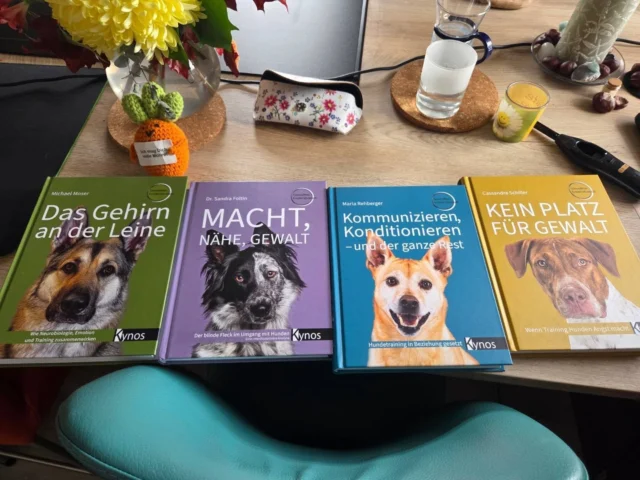 Schon sehnsüchtig erwartet, heute angekommen😍

#gewaltfreievidenzbasiert #gewaltfreiehundeerziehung #kynosverlag #leselust #bücher